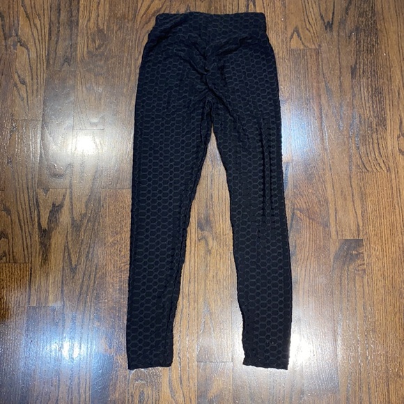 Black Leggings - Booty Lifting - LARGE - Picture 3 of 5